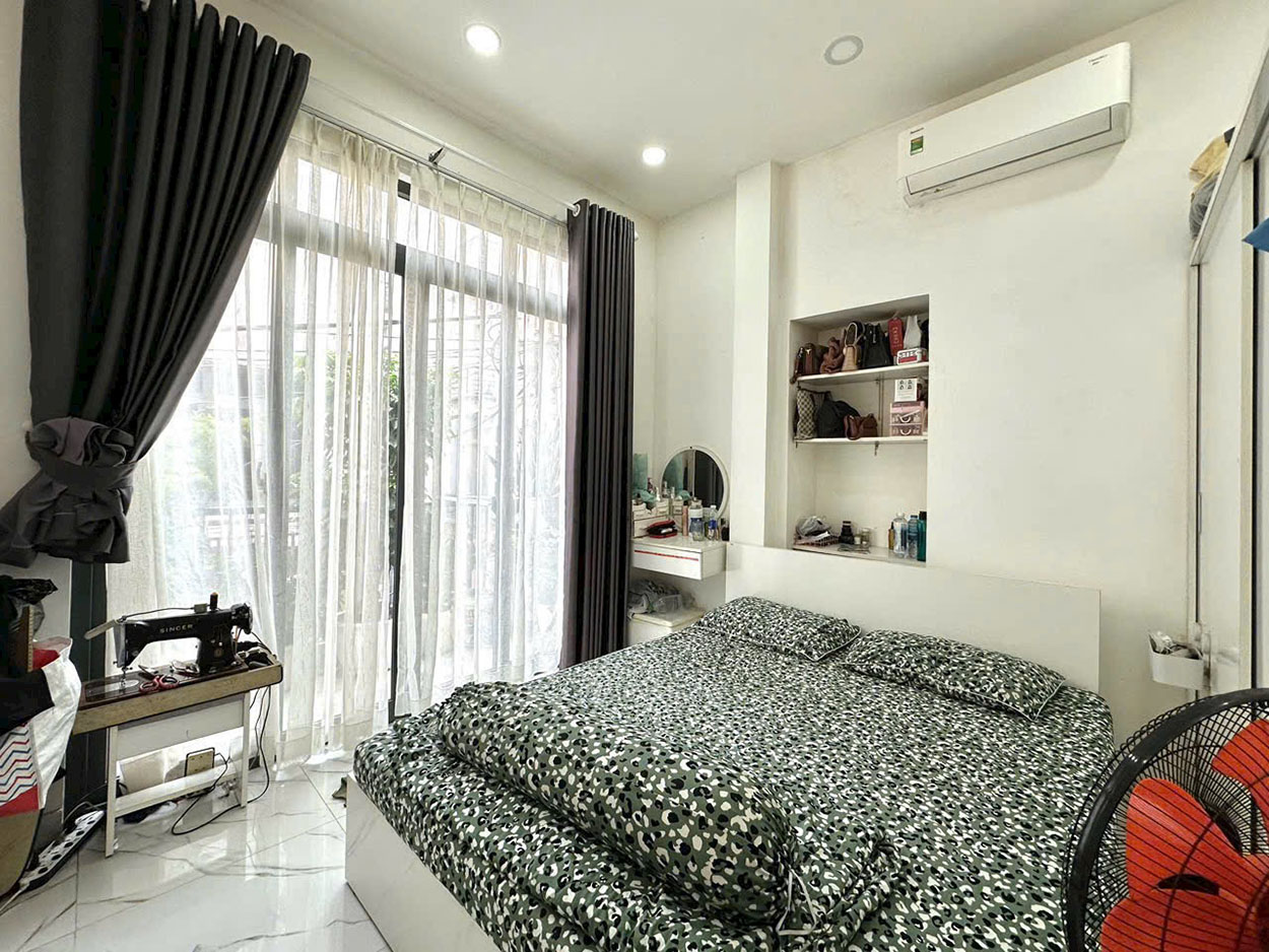 Nhà phố 3 lầu, 5 phòng, full nội thất Khu Thời Trang Lê Văn Sỹ - Có Hợp Đồng thuê 28triệu/tháng